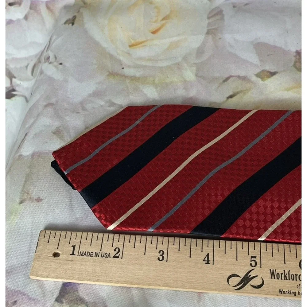 Jos A Bank Necktie Mens Tie Made In Italy 100% Silk 58x3.75 Stripes Red Navy